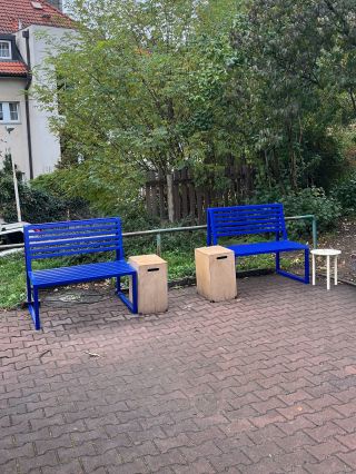 Tyhle dvě modré krásky spolu se stolečkem Safír zdobí @dobeska_kafe 💫 Děkujeme za fotku! Vypadá to krásně a přejeme...